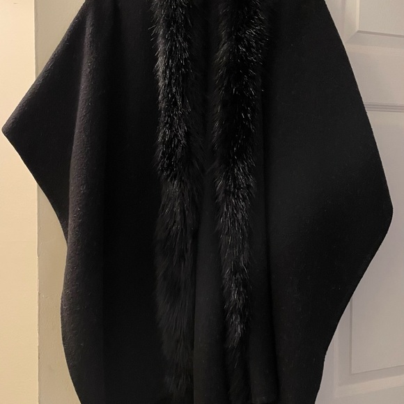 Woman’s Black Causal Caper Throw-over - Picture 1 of 3